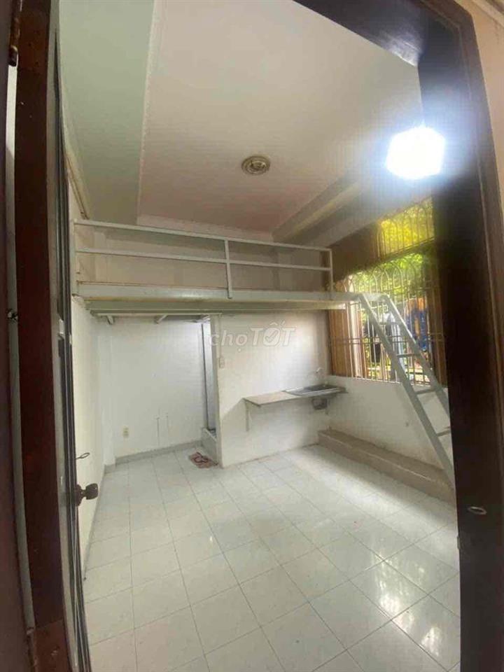 Phòng duplex to có ban công cửa sổ thoáng mát giá rẻ