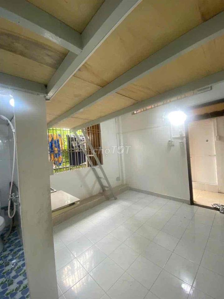 Phòng duplex to có ban công cửa sổ thoáng mát giá rẻ