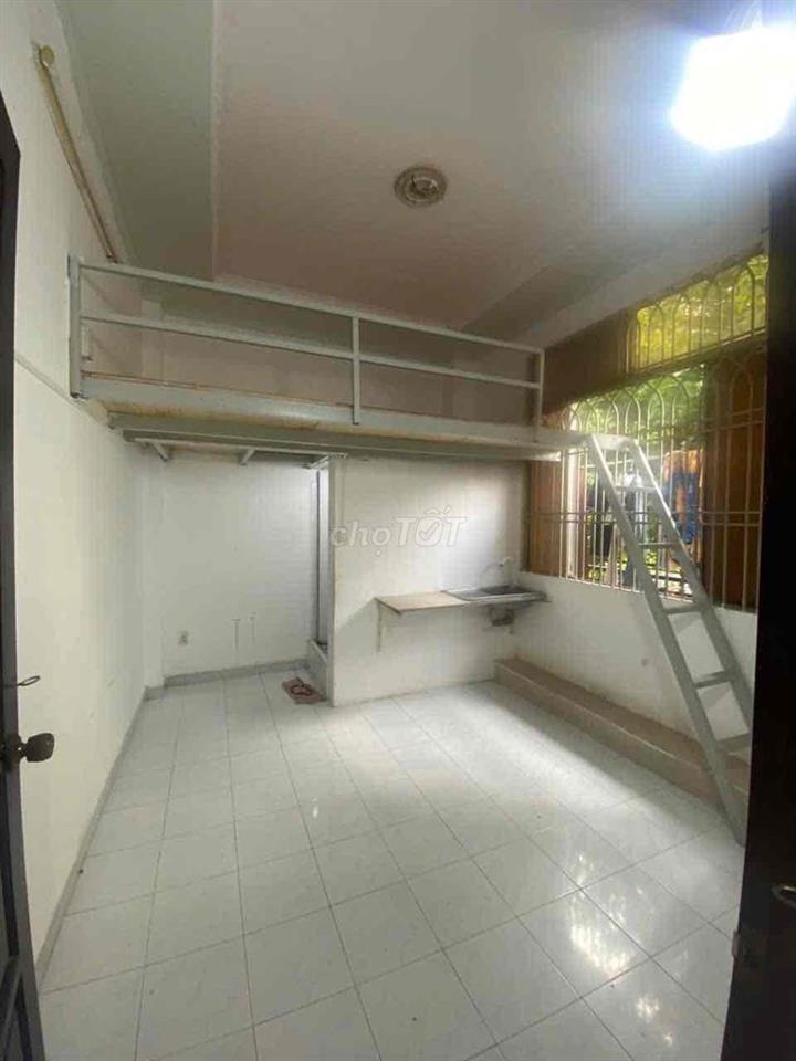 Phòng duplex to có ban công cửa sổ thoáng mát giá rẻ