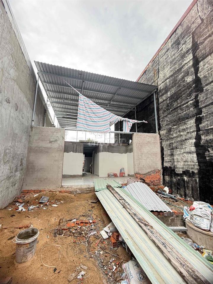 Bán đất tặng nhà đang xây dở