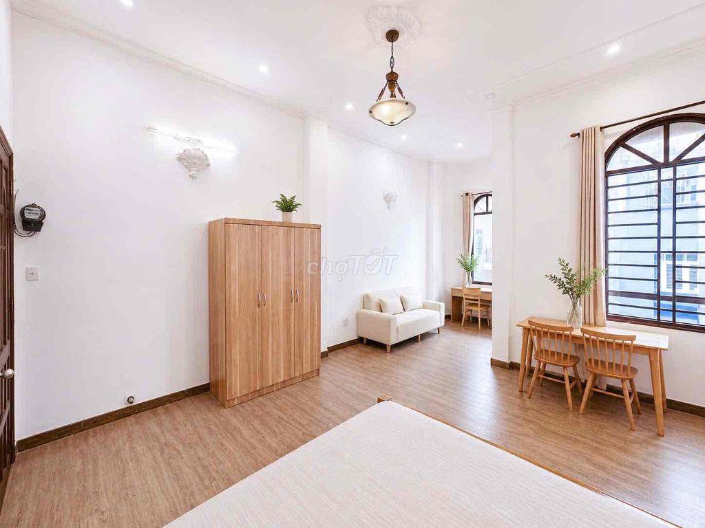 Phòng 40m2_ studio, đẩy đủ nội thất, cửa sổ_ 270 Phan Đình Phùng