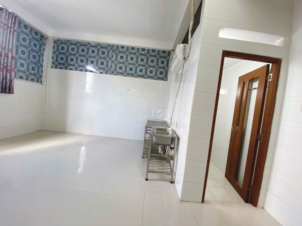 PHÒNG MÁY LẠNH 30M2 NGUYỄN XÍ - 4TR5
