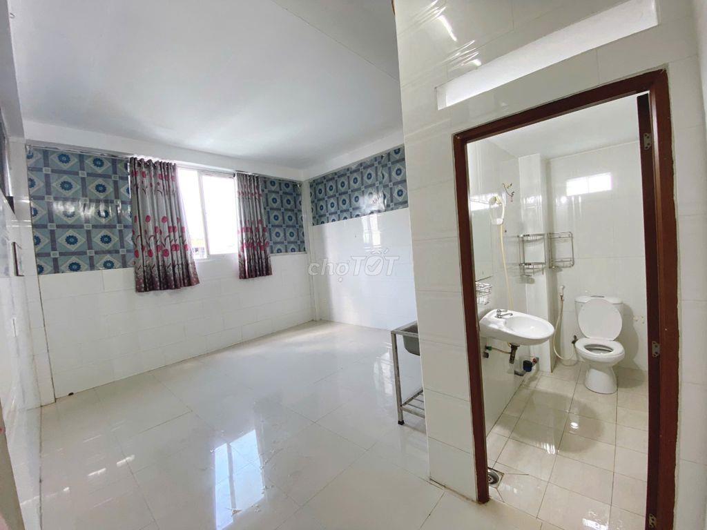 PHÒNG MÁY LẠNH 30M2 NGUYỄN XÍ - 4TR5