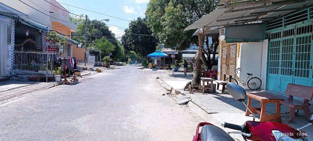 Nhà mặt tiền giá cực rẻ