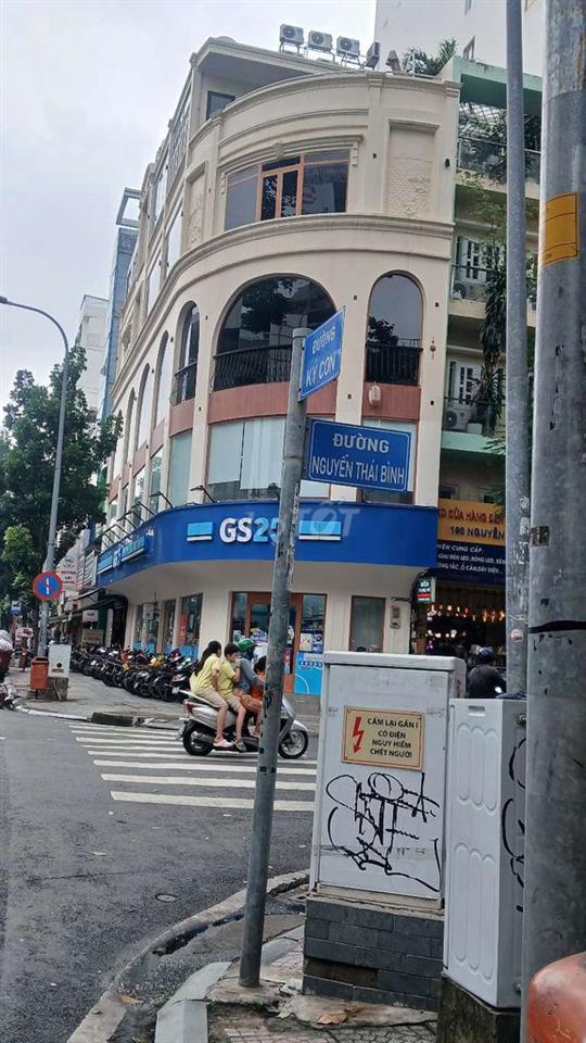 Cho thuê nhà ngay giao lộ Nguyễn Thái Bình - ký con, quận 1 
