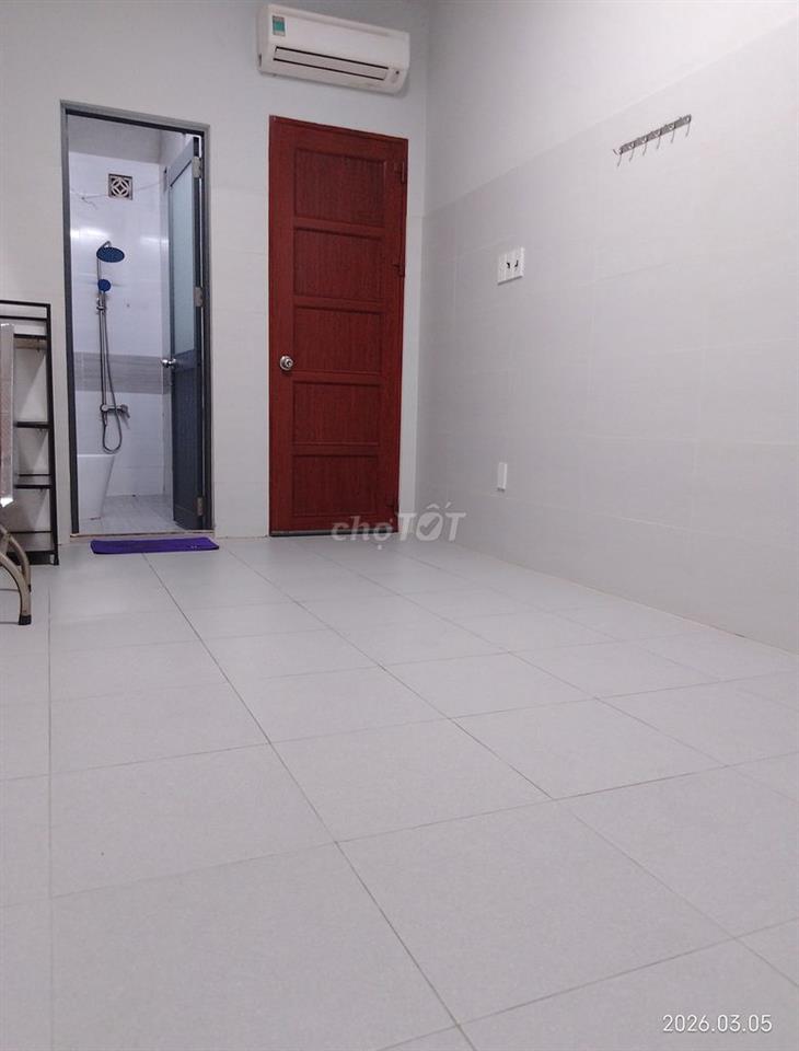 Phòng đẹp thoáng mát có cửa sổ, máy lạnh Daikin P7, Q8