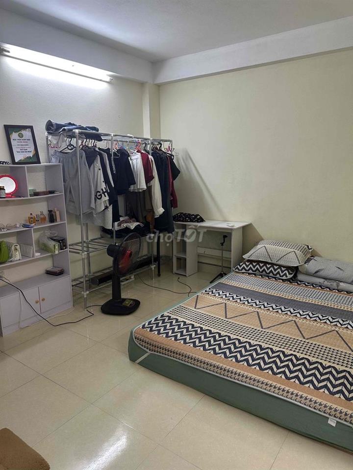 Đi công tác đột xuất nhượng lại phòng