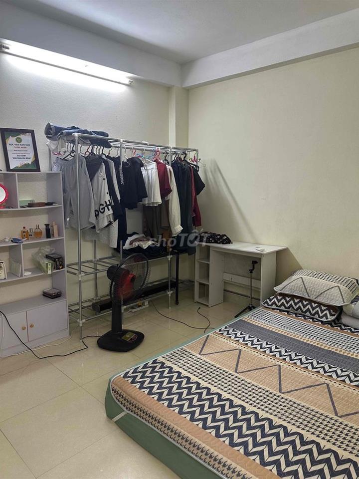 Đi công tác đột xuất nhượng lại phòng