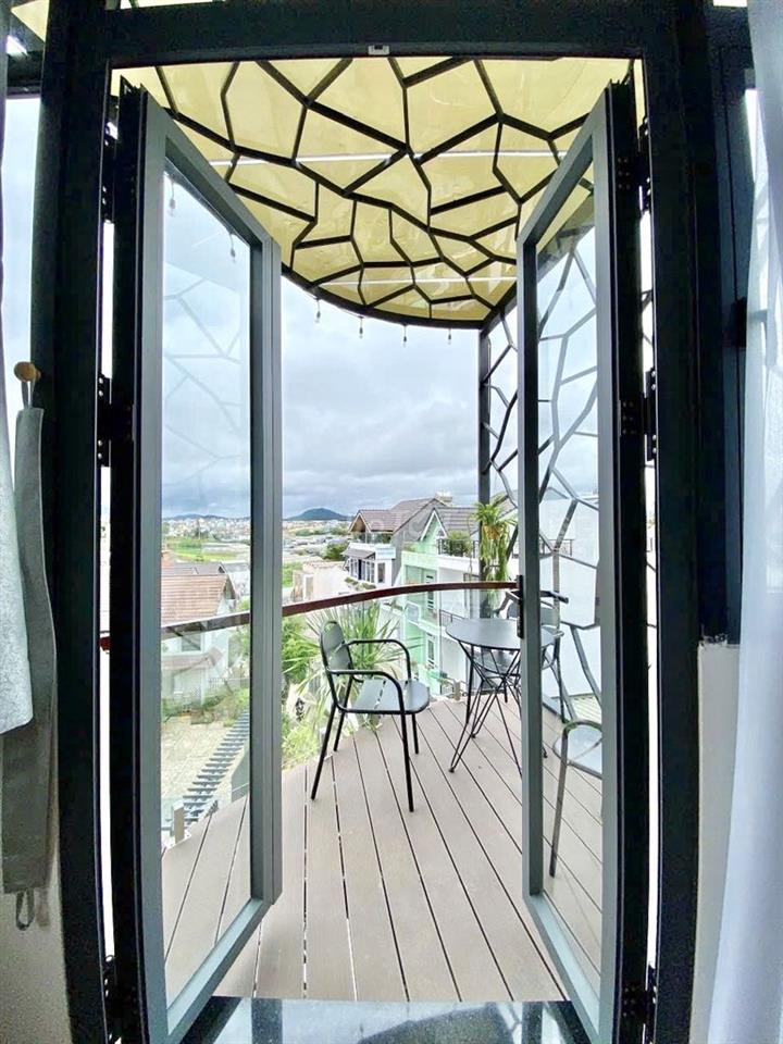 CHO THUÊ CĂN HỘ STUDIO BAN CÔNG VIEW THÀNH PHỐ GIÁ 7,5 TRIỆU/THÁNG