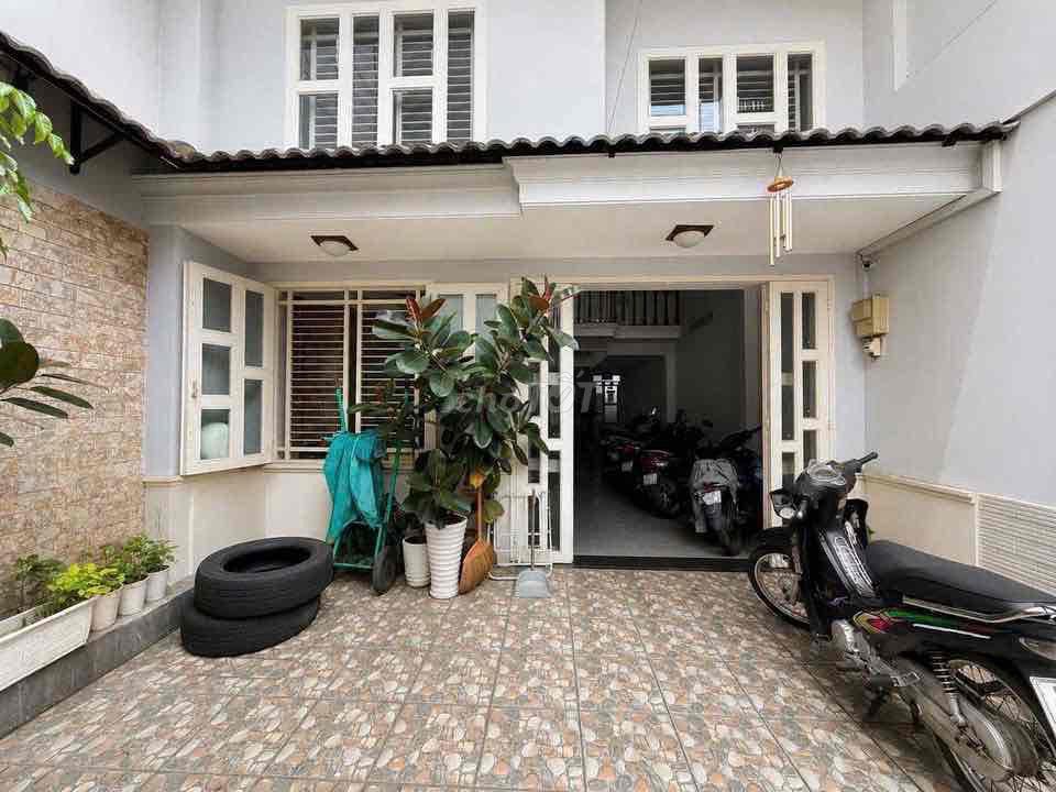Nhà mặt tiền, xe hơi đậu, Tân Bình
