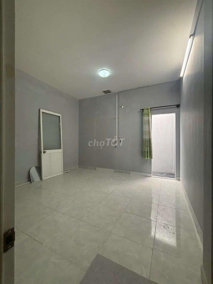 NHÀ HẺM XE TẢI 500KG - CÓ SÂN THƯỢNG. GẦN BXQ8