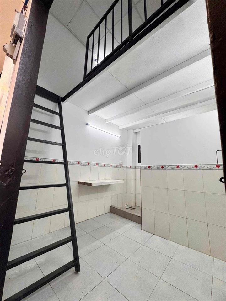 Trần Xuân Soạn kế bên UFM