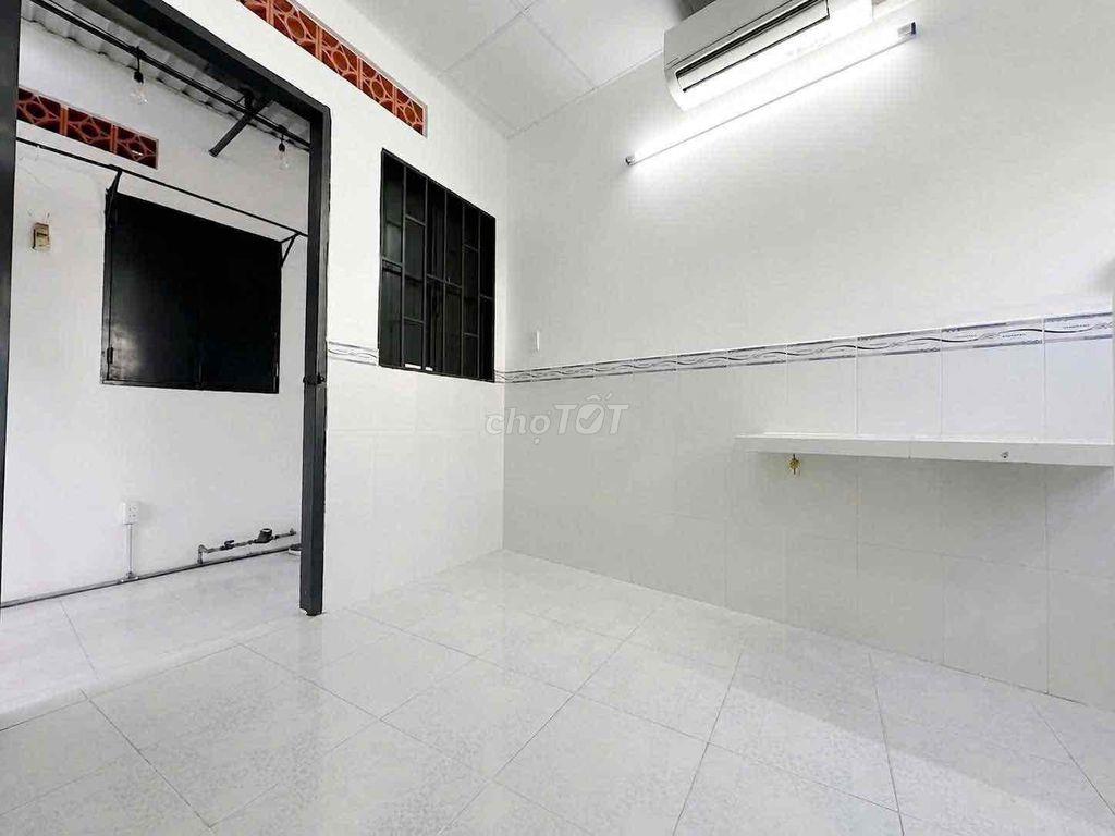 Trần Xuân Soạn kế bên UFM