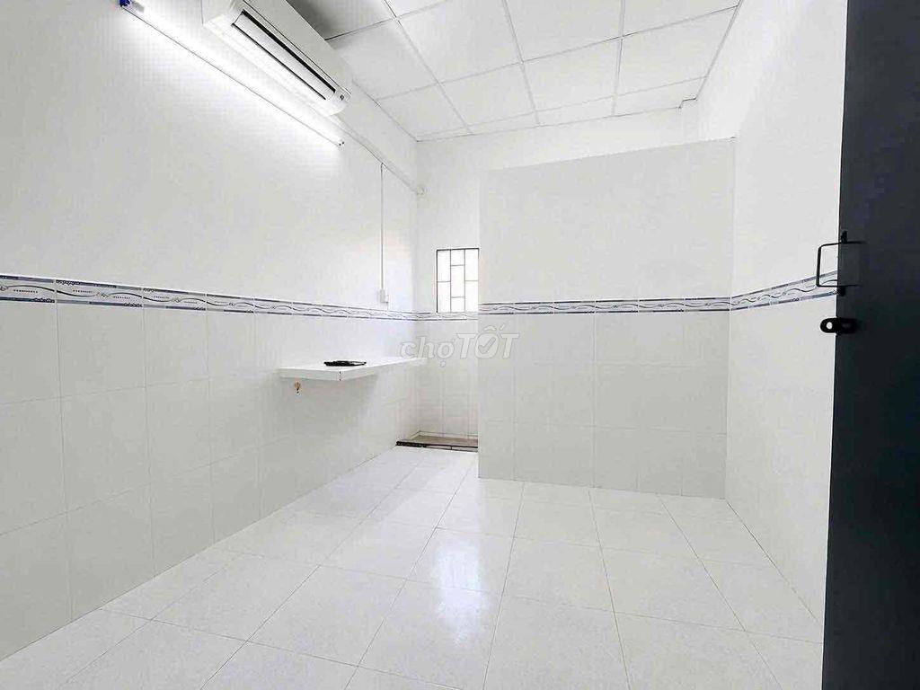 Trần Xuân Soạn kế bên UFM