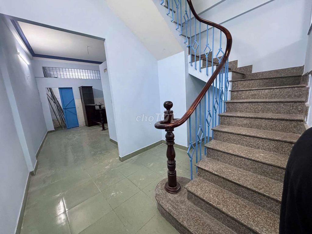 nhà thuê mặt tiền chỉ 14tr ngay ngã tư bảy Hiền 