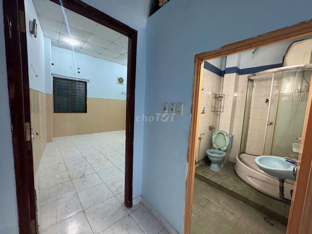 nhà thuê mặt tiền chỉ 14tr ngay ngã tư bảy Hiền 