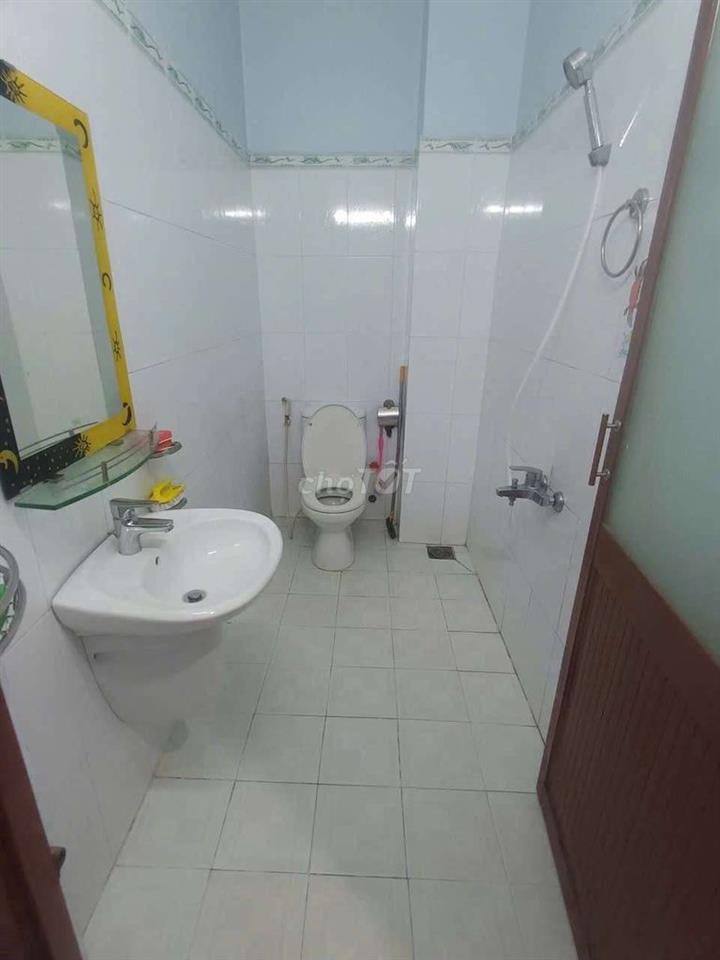 Ngay Lê Văn Việt _ Nhà 2 Tầng.  Diện tích 65m ( 4x16 ) . 2PN.2wc 