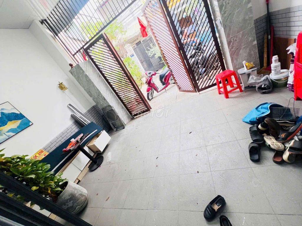 Trường Hoa Lư _ Quang Trung.  Tăng Nhơn Phú . Thủ Đức[ 5 ty700 ]