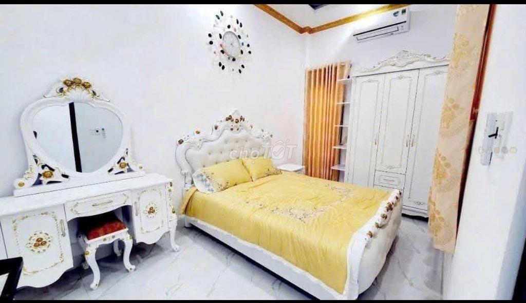 Cho thuê nhà 1 trệt 1 lầu, 4 phòng ngủ, full nội thất, đối diện trường