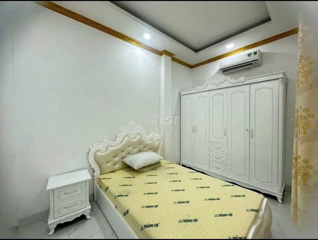Cho thuê nhà 1 trệt 1 lầu, 4 phòng ngủ, full nội thất, đối diện trường