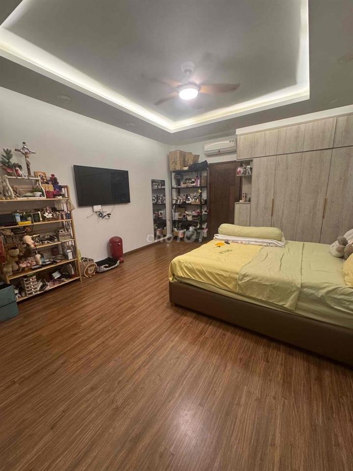 Nhà mới hoàn công đầy đủ , 3 tầng , sân thượng và chuồng Cu . Nội thât