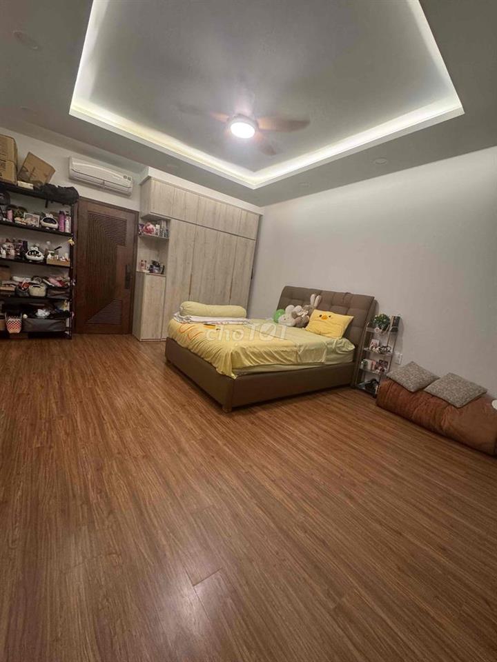 Nhà mới hoàn công đầy đủ , 3 tầng , sân thượng và chuồng Cu . Nội thât