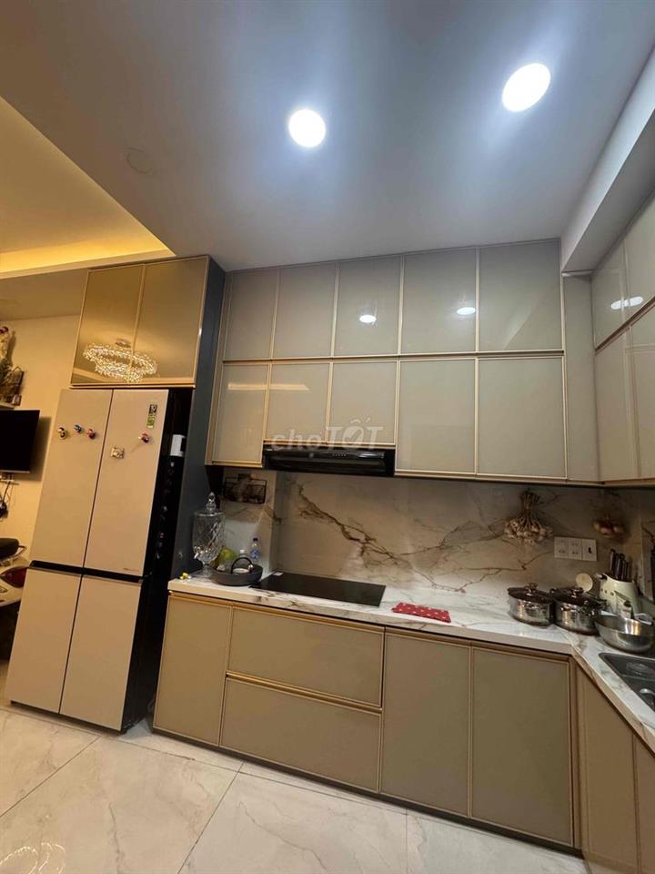 Nhà mới hoàn công đầy đủ , 3 tầng , sân thượng và chuồng Cu . Nội thât