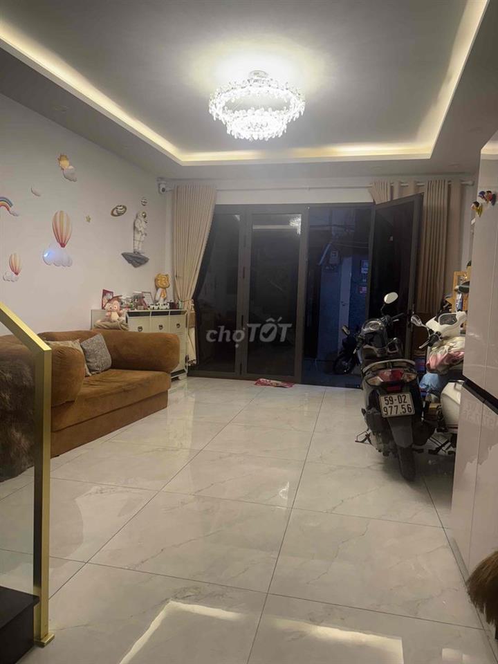 Nhà mới hoàn công đầy đủ , 3 tầng , sân thượng và chuồng Cu . Nội thât