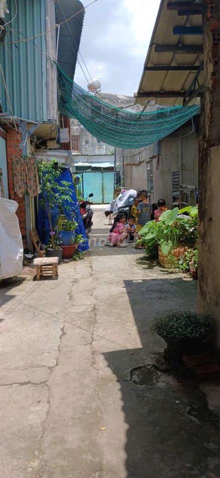 bán nhà cấp 4, có gác lửng, 1 phòng ngủ, gần chợ dĩ An 2