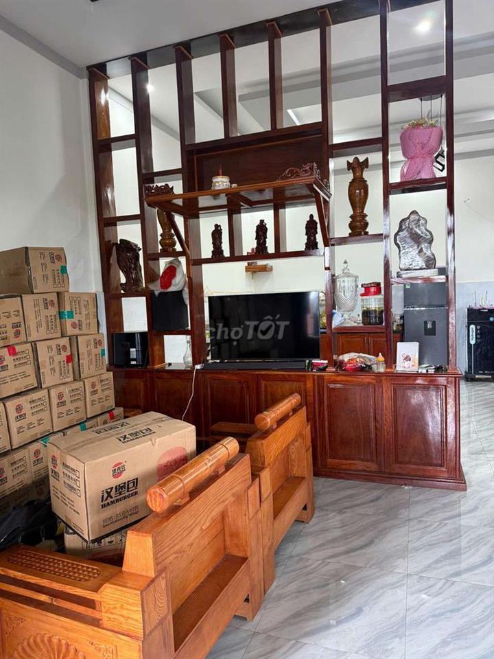 bán nhà mới xây. ngay ngã tư
