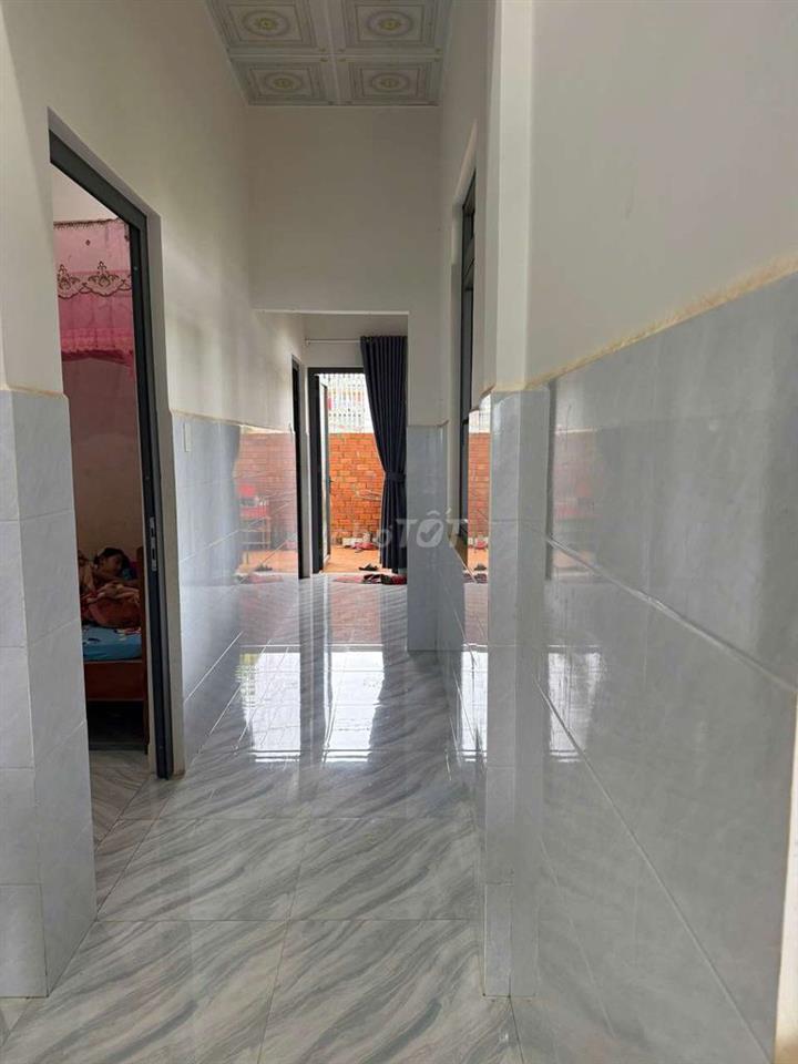 bán nhà mới xây. ngay ngã tư
