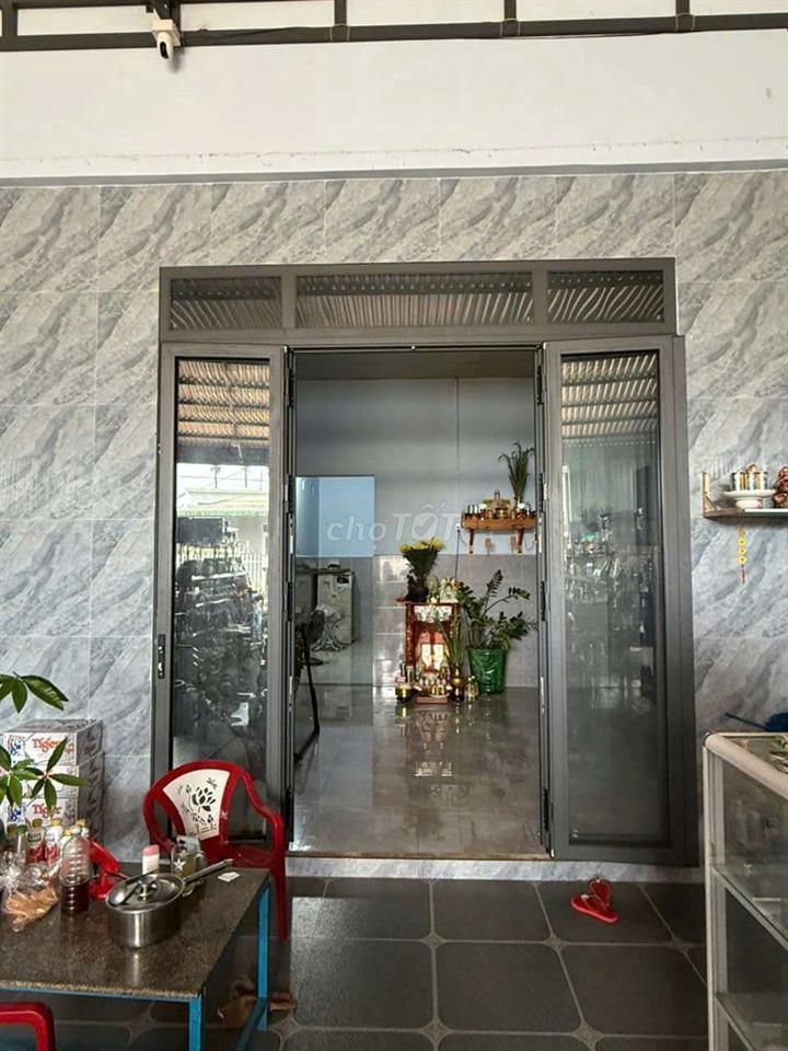 bán nhà mới xây. ngay ngã tư