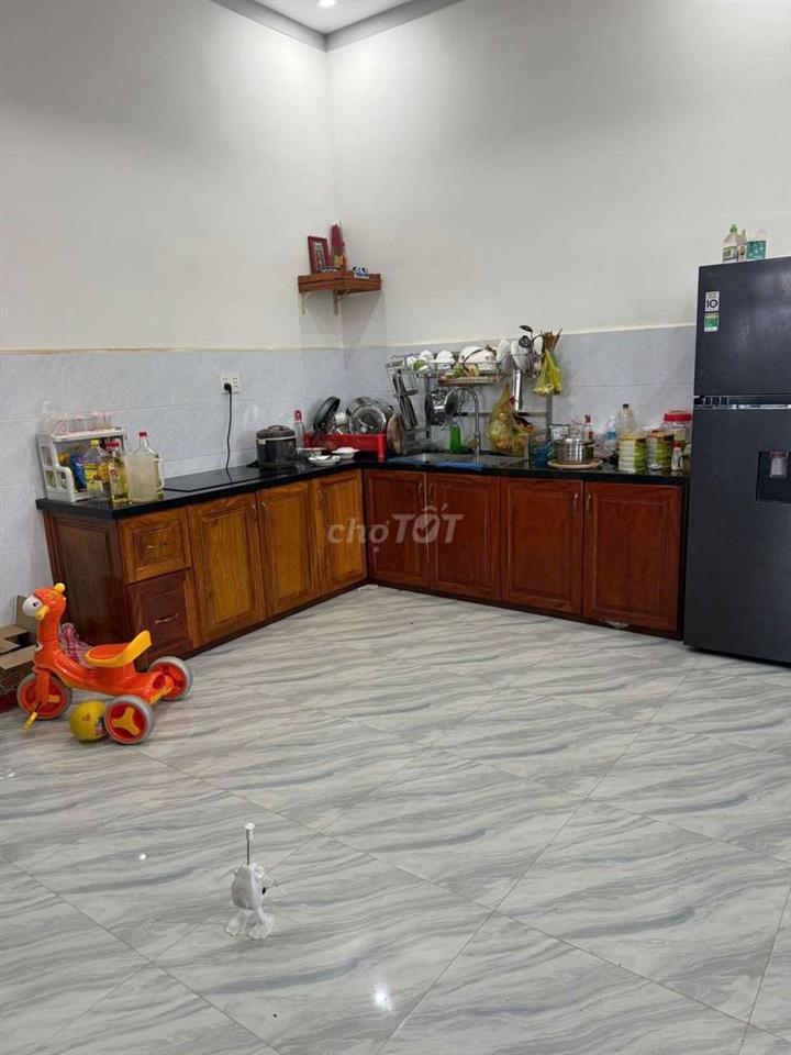 bán nhà mới xây. ngay ngã tư