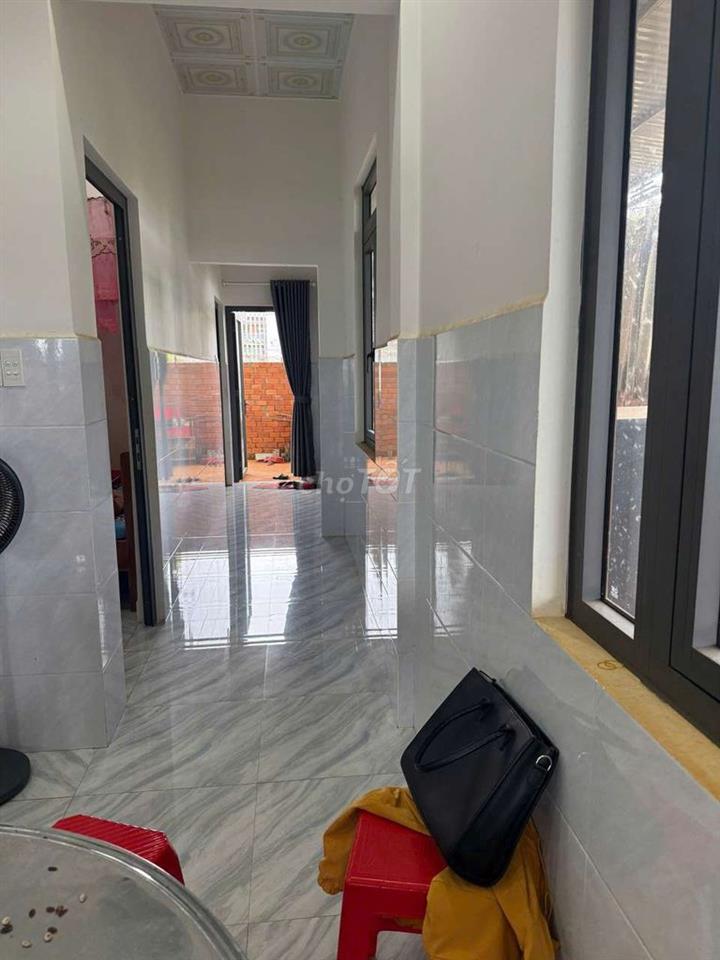 bán nhà mới xây. ngay ngã tư