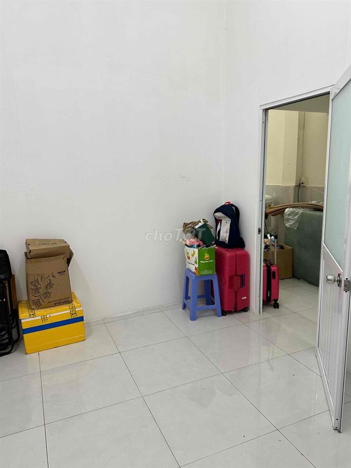 cho 1-2 bạn nữ thuê phòng trong tiệm spa