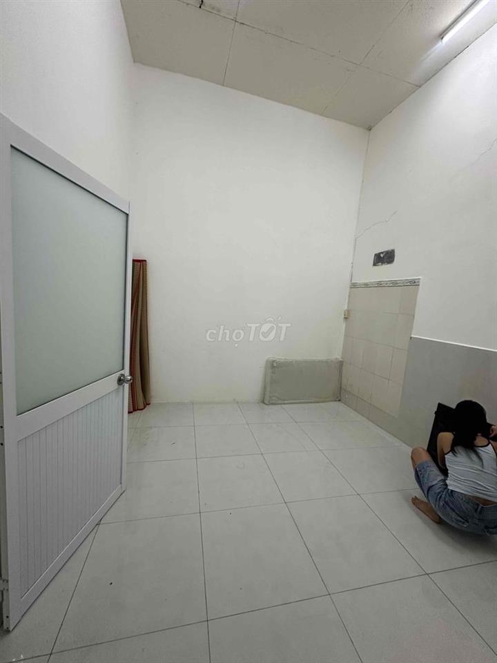 cho 1-2 bạn nữ thuê phòng trong tiệm spa