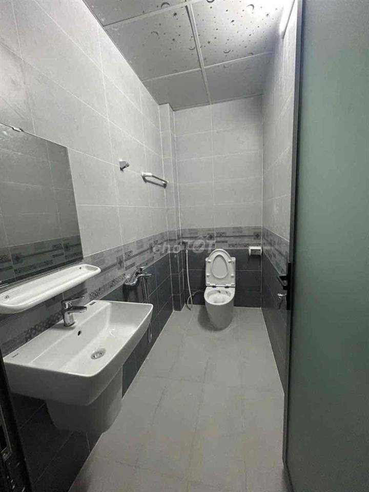Cho thuê nhà mới rộng rãi: 1 trệt, 1 lầu, 5,3mx15m, kinh doanh và ở.