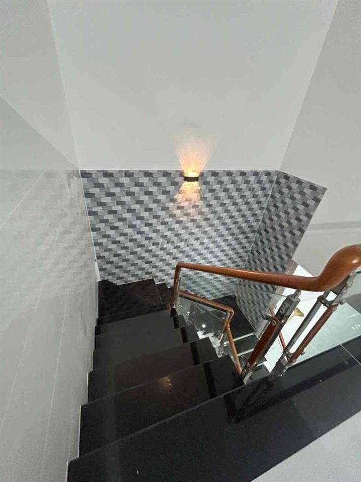 Cho thuê nhà mới rộng rãi: 1 trệt, 1 lầu, 5,3mx15m, kinh doanh và ở.
