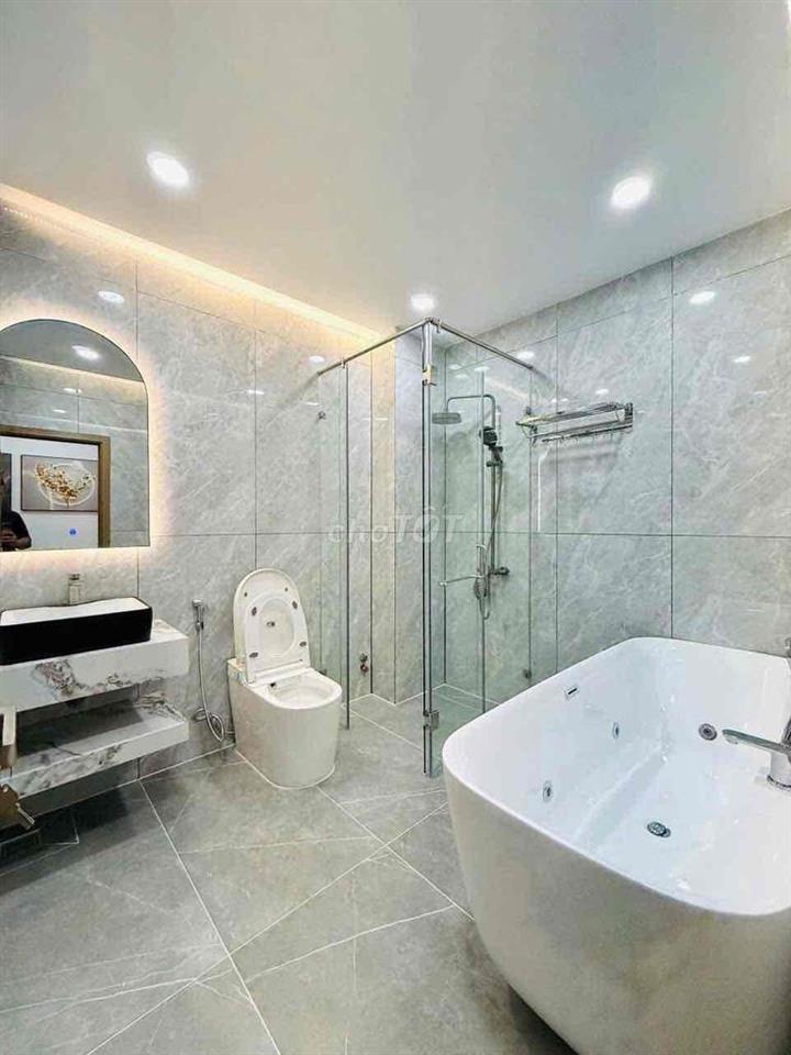 NHÀ PHỐ MỚI XÂY NỘI THẤT CAO CẤP
