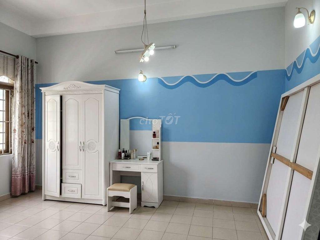 Nhà mặt phố đối diện công viên 