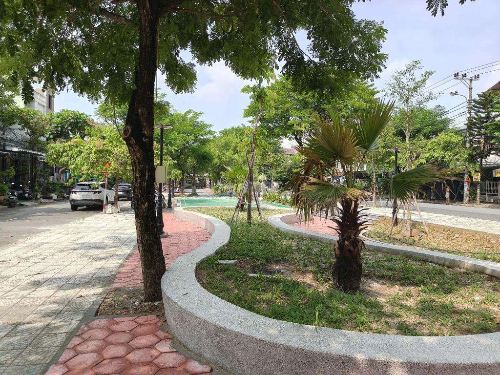 Nhà mặt phố đối diện công viên 
