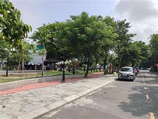 Nhà mặt phố đối diện công viên 