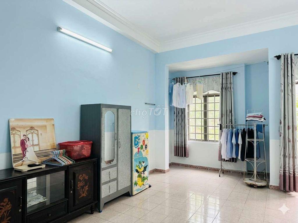 Nhà mặt phố đối diện công viên 