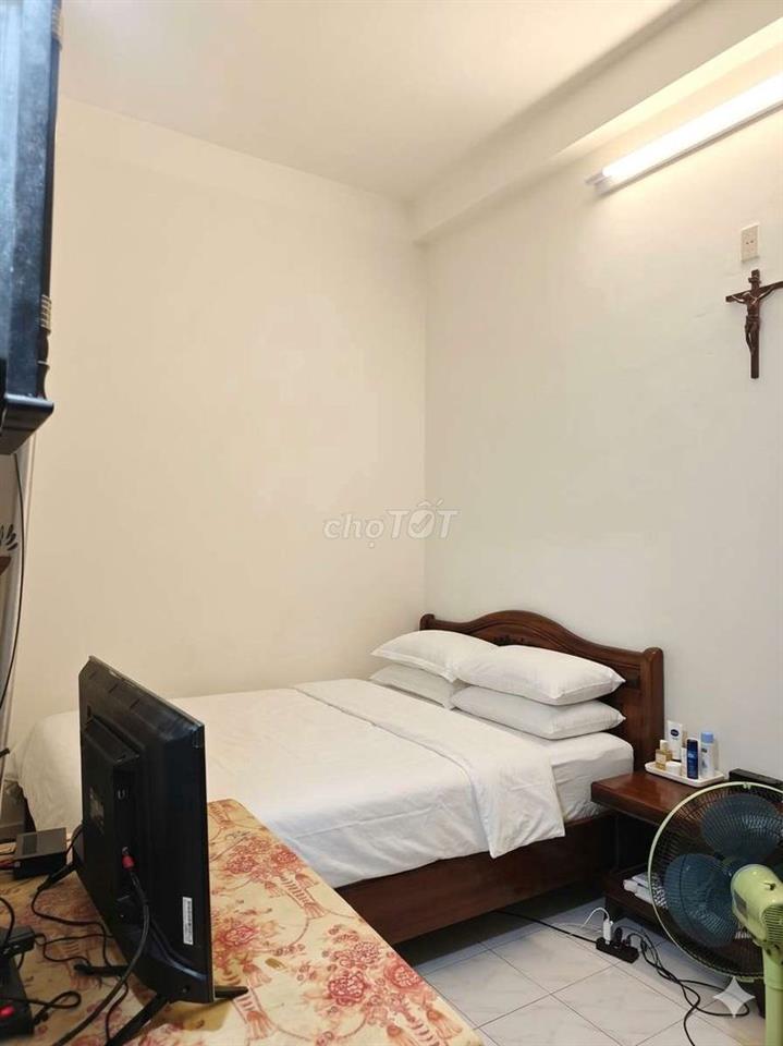 Nhà mặt phố đối diện công viên 