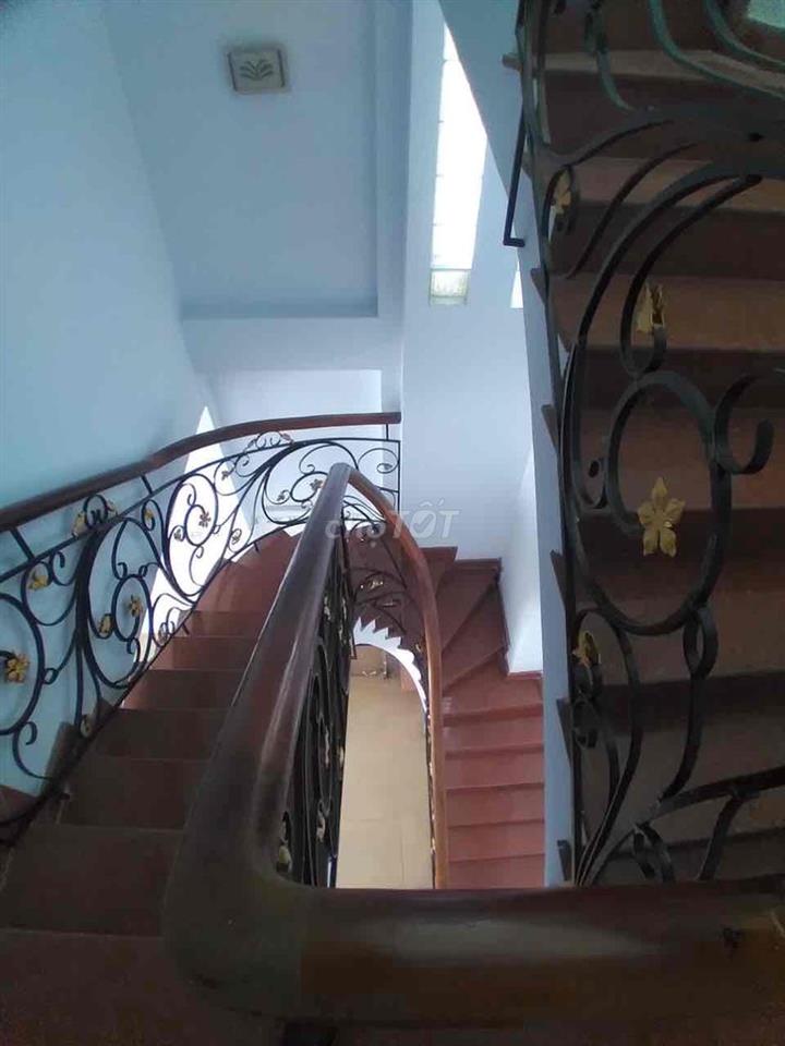cần cho thuê nhà nguyên căn q2 cũ