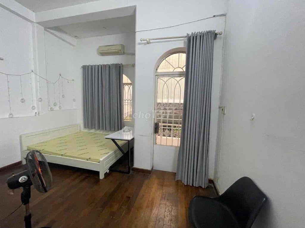 CHO THUÊ PHÒNG CÓ BAN CÔNG ĐỀ THÁM Q1
