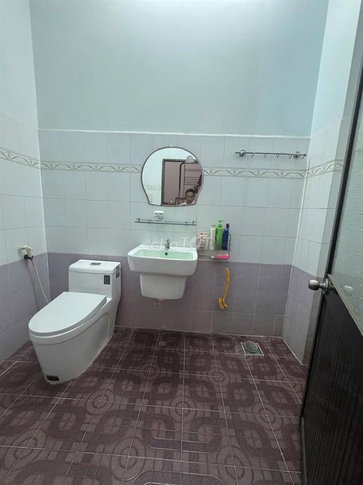 Cho thuê nhà nguyên căn, 1 trệt, 2 lầu và 1 sân thượng