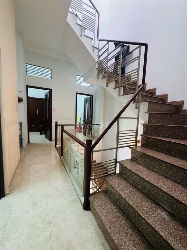 Cho thuê nhà nguyên căn, 1 trệt, 2 lầu và 1 sân thượng