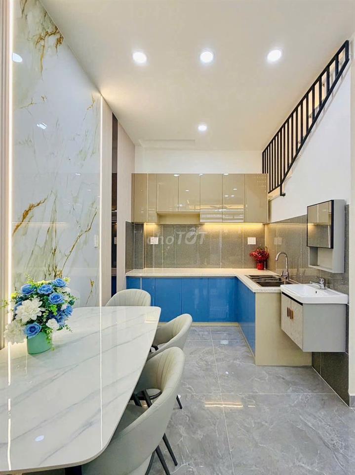 Gia đình kẹt tiền cần bán căn nhà 1 trệt - 2 lầu - sân thượng