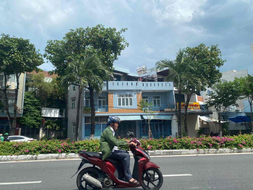 Bán nhà mặt tiền lớn.